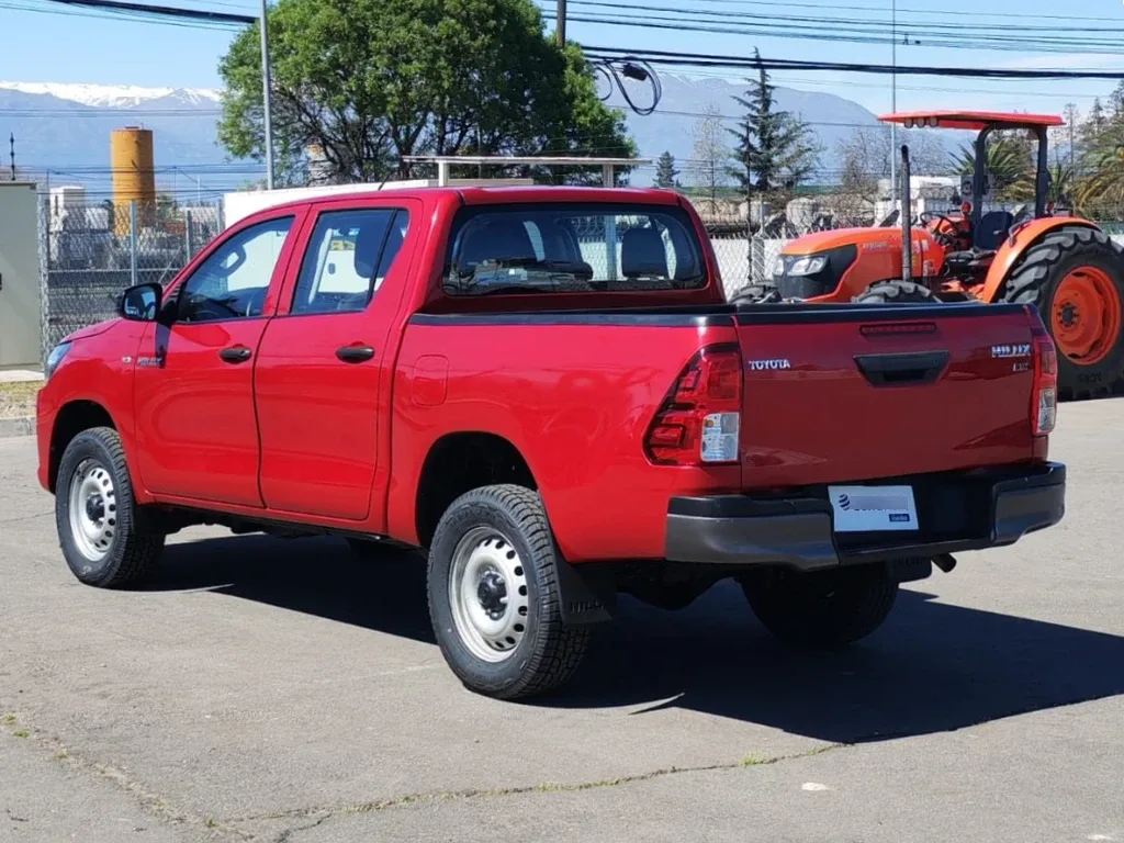 Toyota Hilux Dcab Mt 4x2 2.4 año 2023