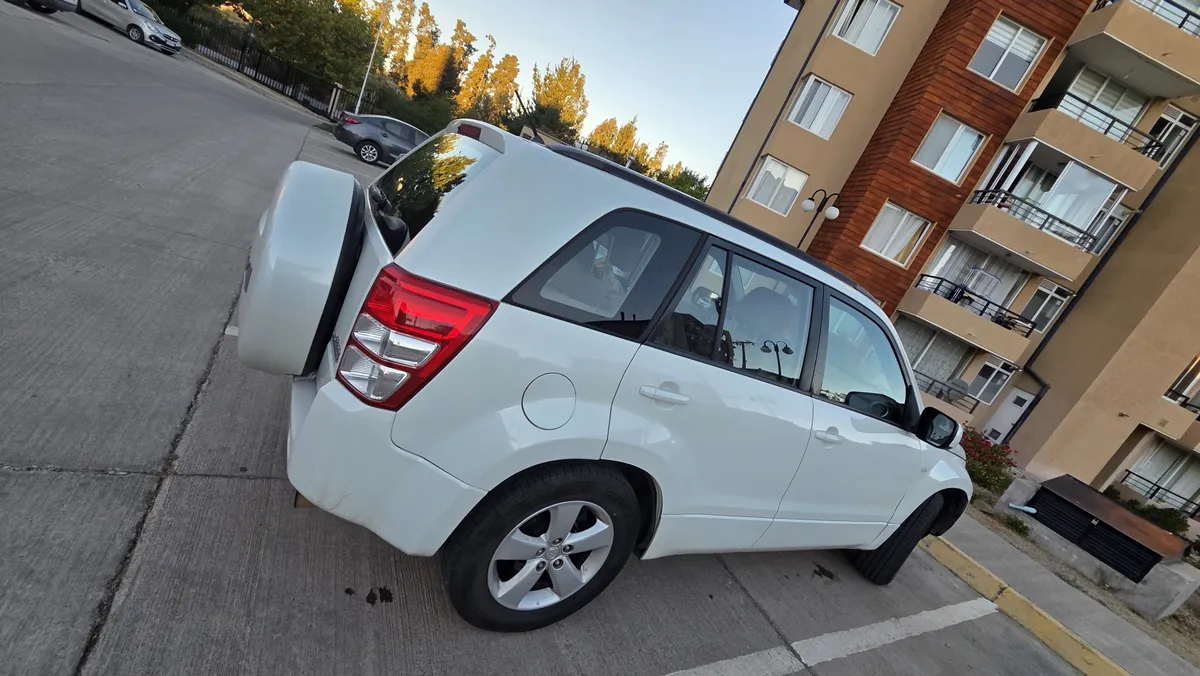 SUZUKI GRAND NOMADE 2.4 Glx Sport A18 At 4x4 año 2012