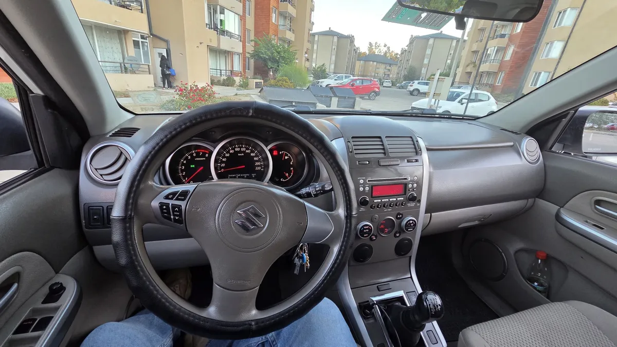 SUZUKI GRAND NOMADE 2.4 Glx Sport A18 At 4x4 año 2012