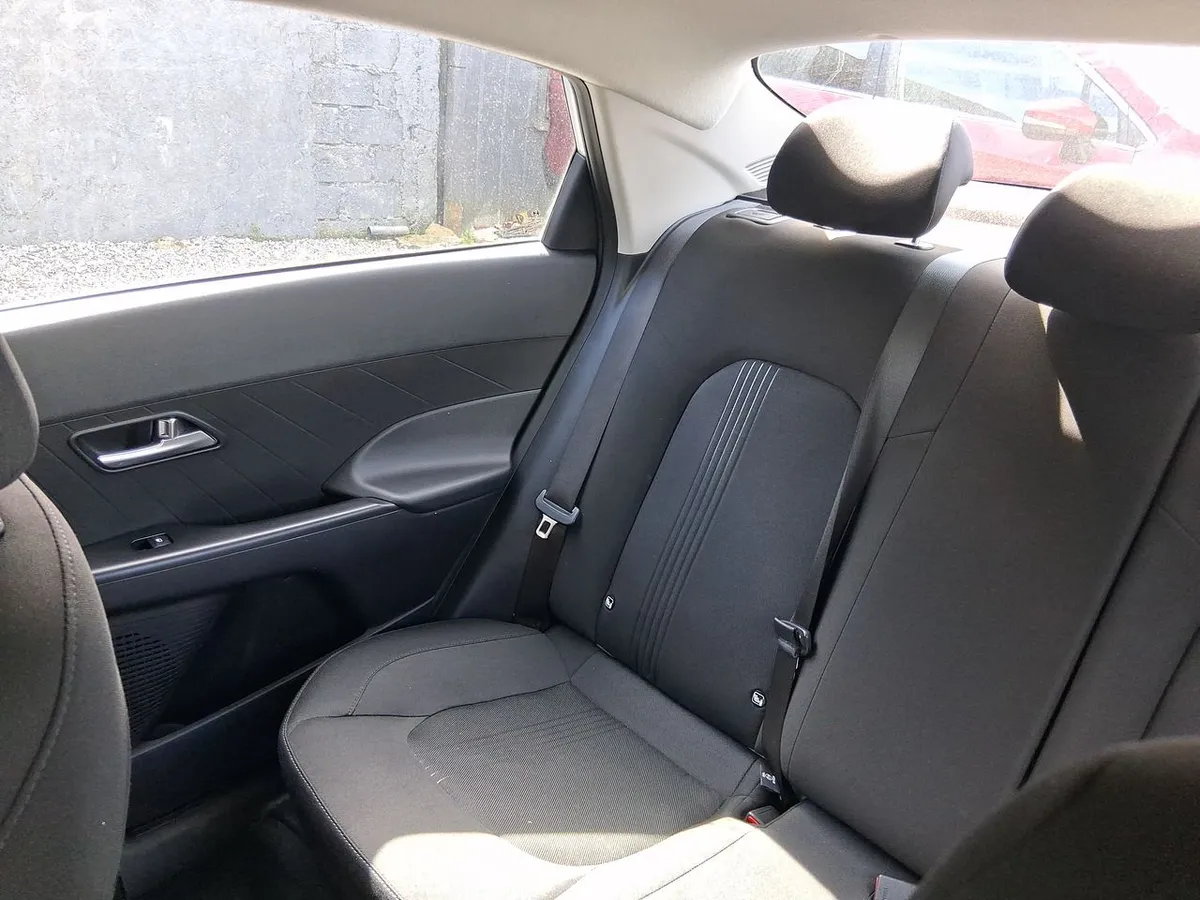 Hyundai Accent 1.5 Plus 4x2 At 4p año 2025