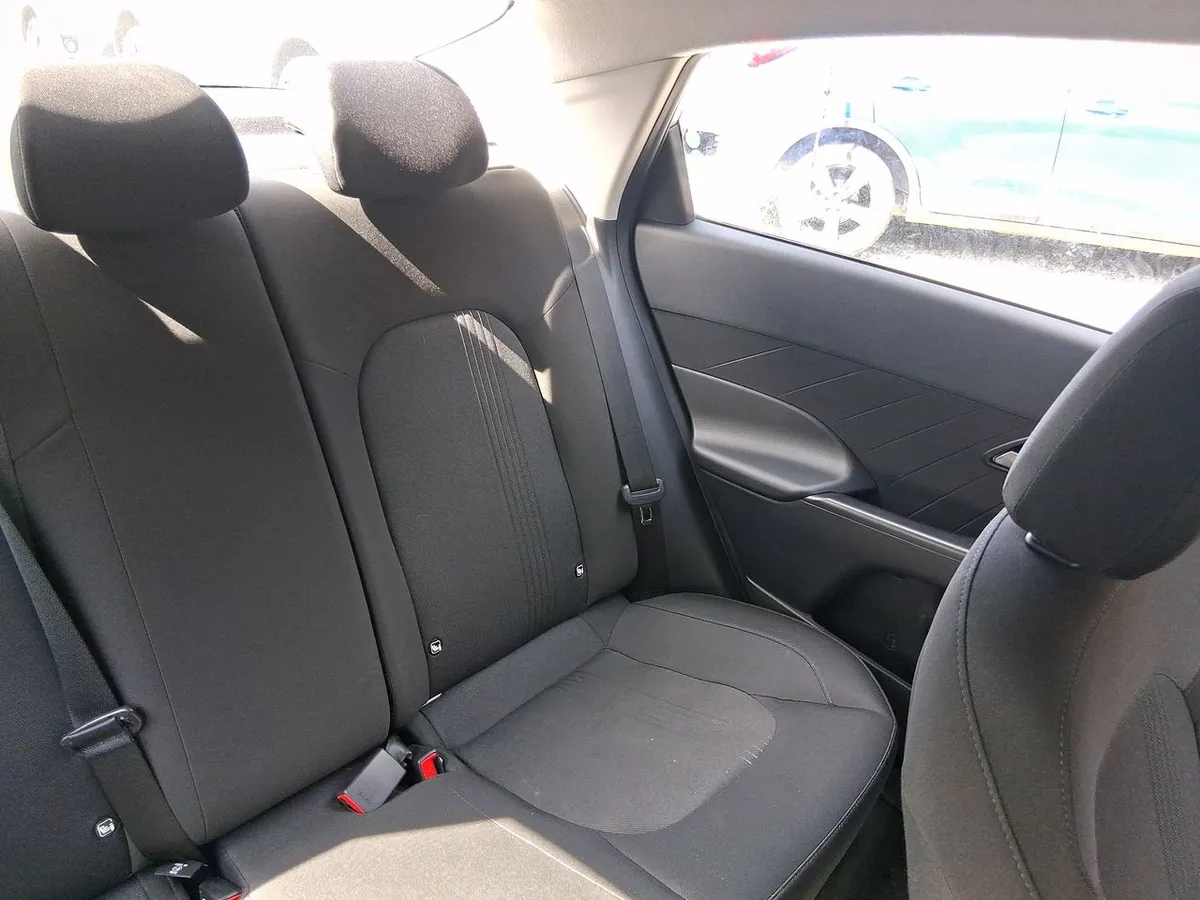 Hyundai Accent 1.5 Plus 4x2 At 4p año 2025