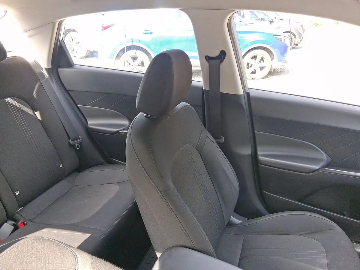Hyundai Accent 1.5 Plus 4x2 At 4p año 2025