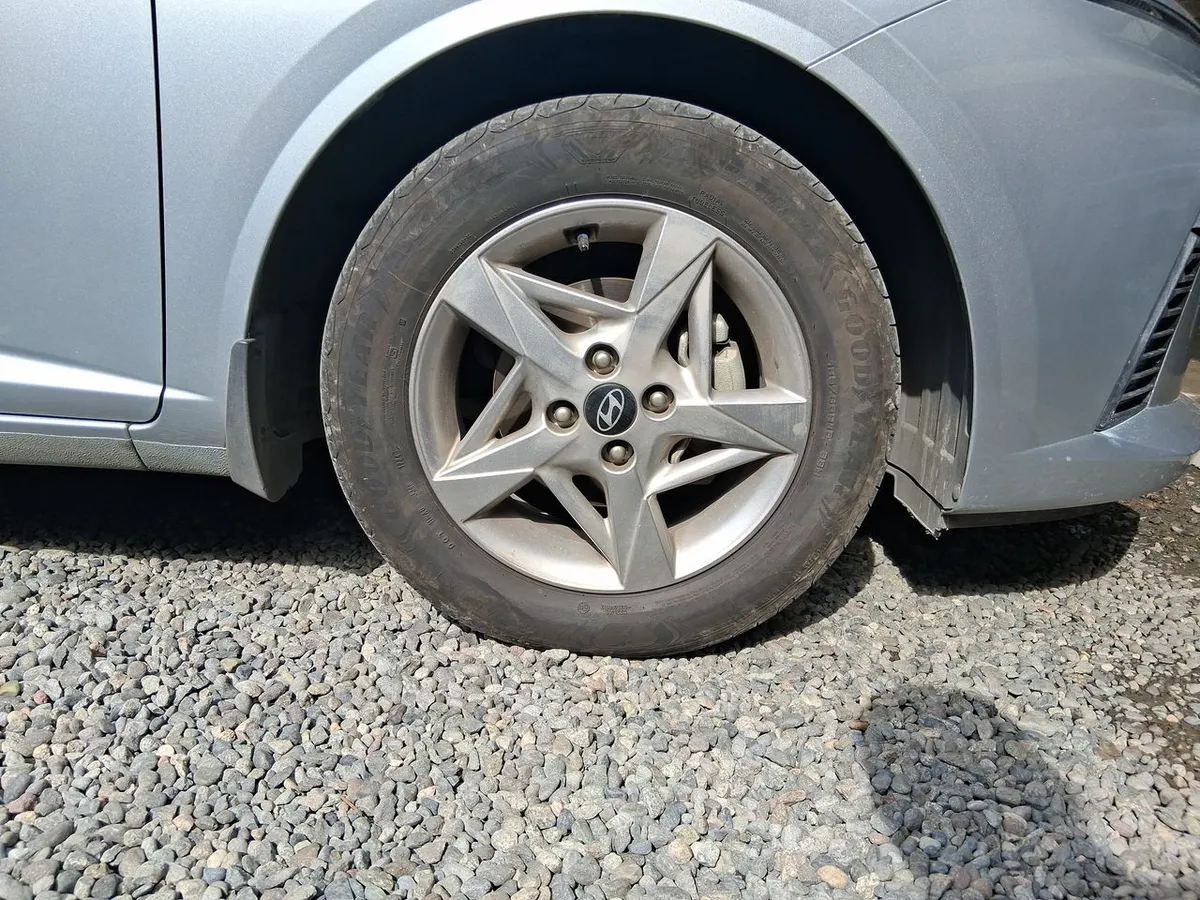 Hyundai Accent 1.5 Plus 4x2 At 4p año 2025
