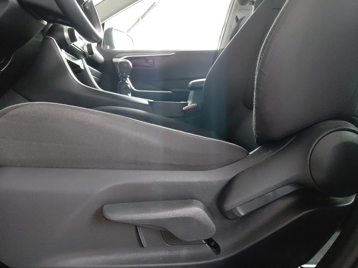Toyota Rav 4 2.0 Le 4x2 Mt 5p año 2023