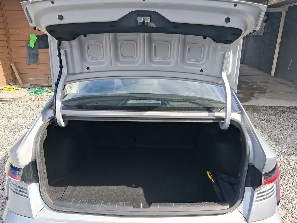 Hyundai Accent 1.5 Plus 4x2 At 4p año 2025