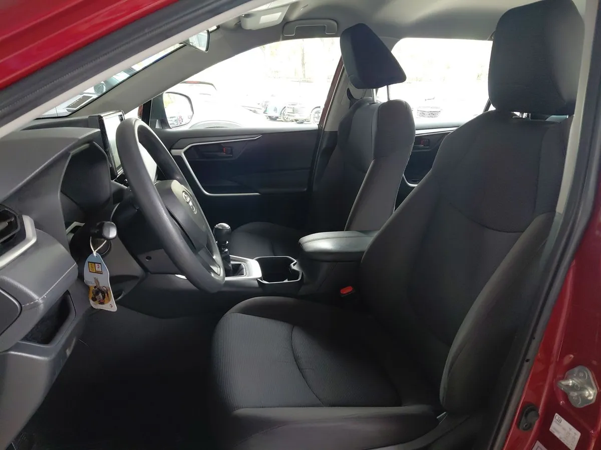 Toyota Rav 4 2.0 Le 4x2 Mt 5p año 2023