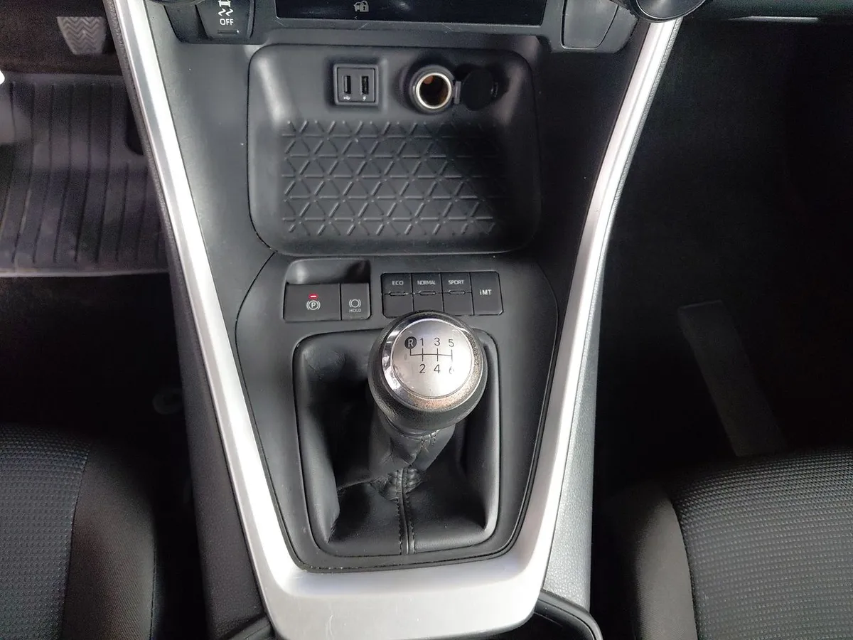 Toyota Rav 4 2.0 Le 4x2 Mt 5p año 2023