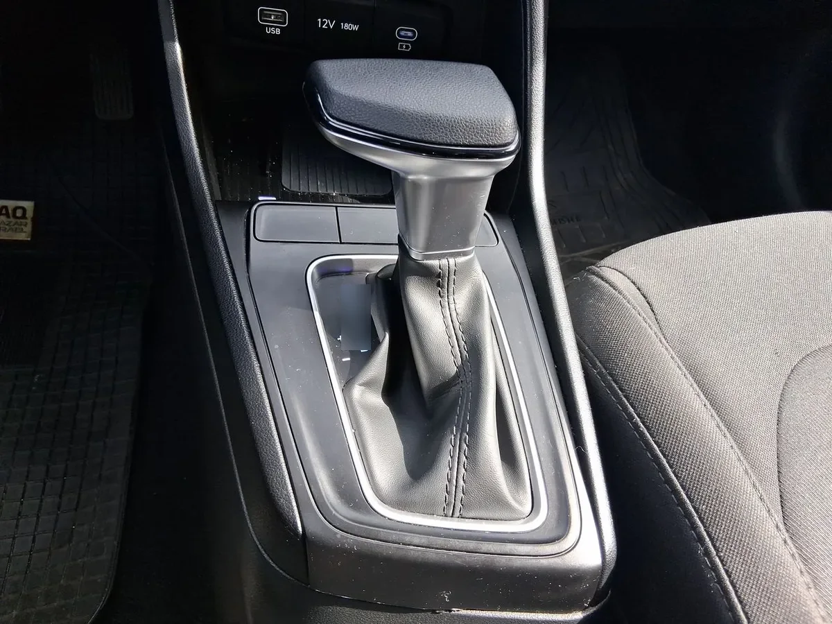 Hyundai Accent 1.5 Plus 4x2 At 4p año 2025