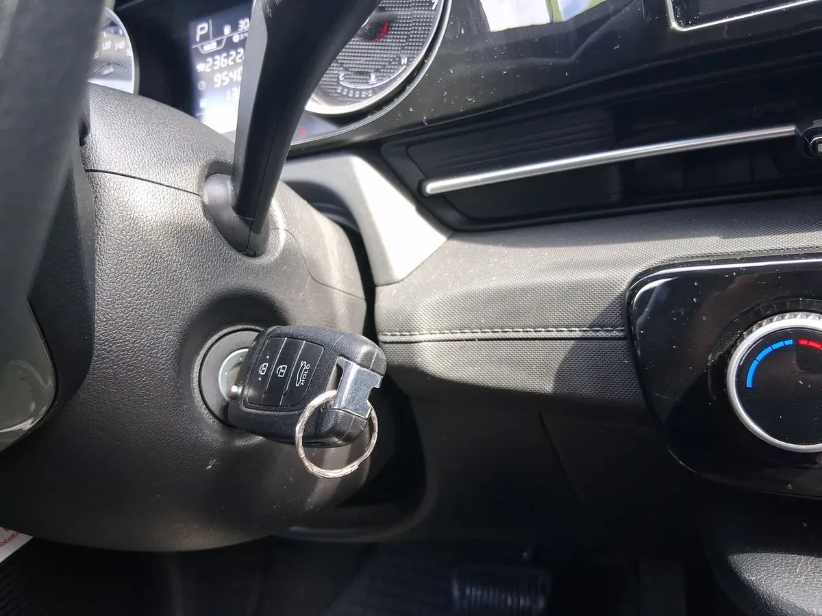 Hyundai Accent 1.5 Plus 4x2 At 4p año 2025