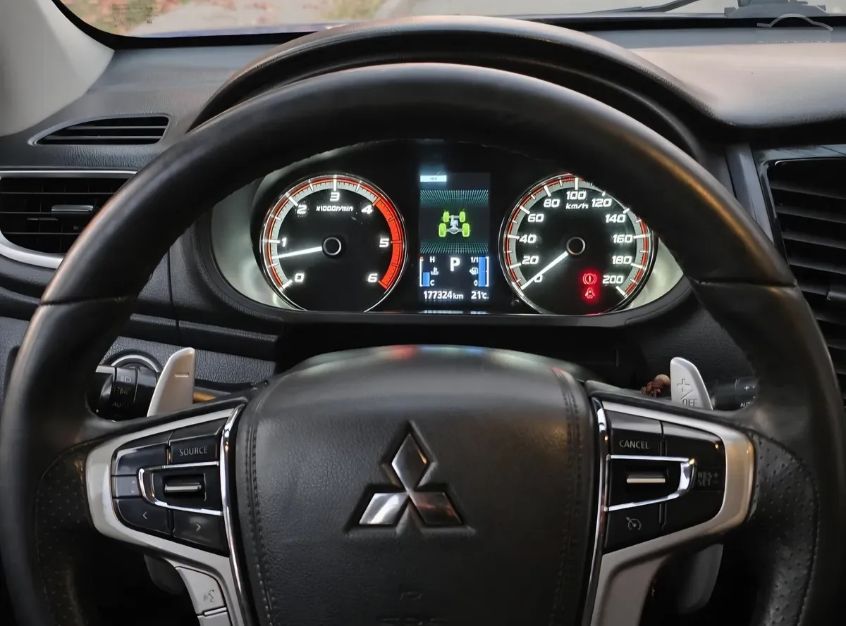 Mitsubishi L200 2.4 Dakar Crs Hp At 4x4 Diesel año 2018