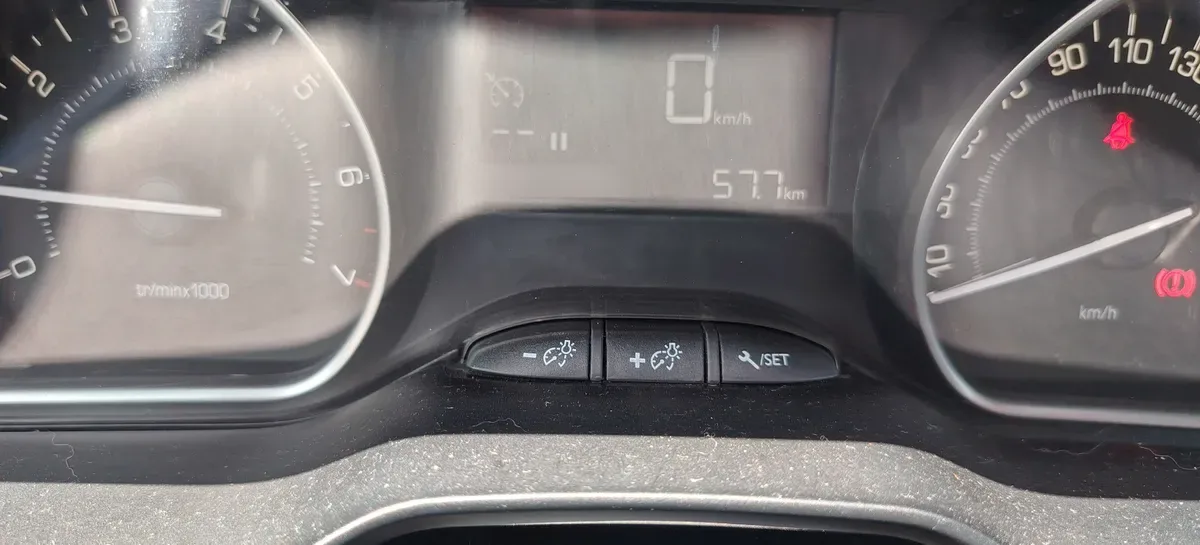 PEUGEOT 208 1.2 Signature+ 1.2 Puretech 110 At año 2020
