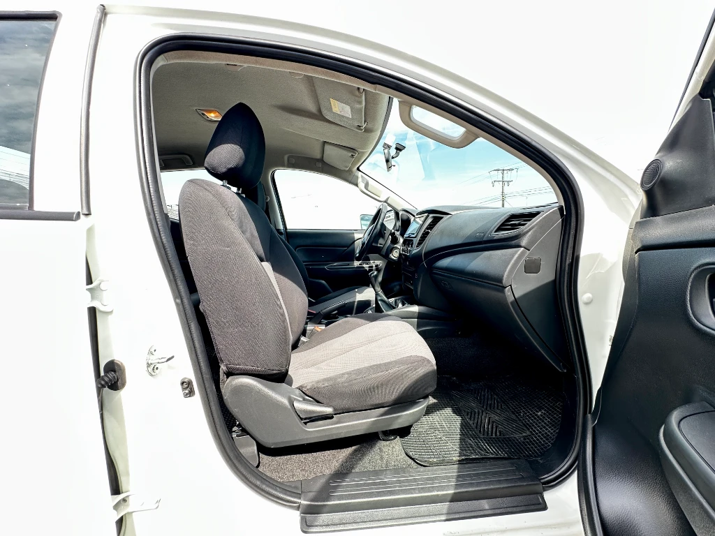 Mitsubishi L200 L200 4x2 Katana D/c 2.4 Td Mt Cr año 2023