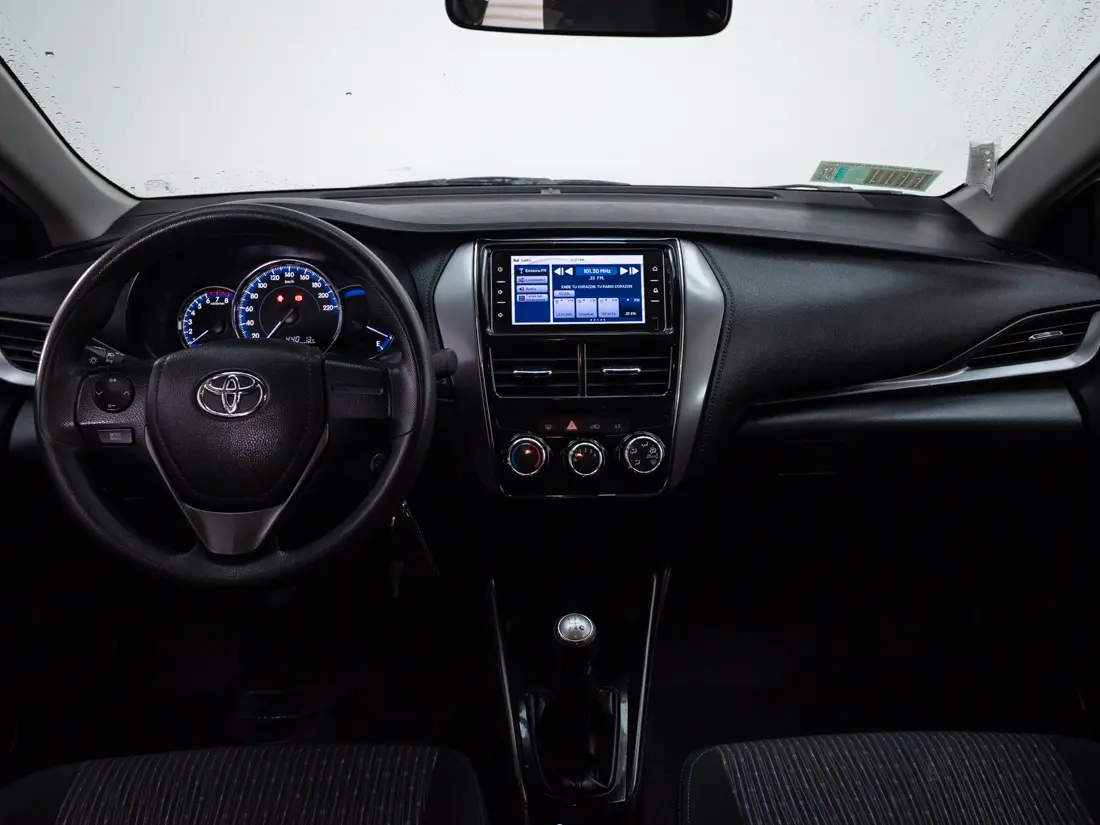 Toyota Yaris 1.5 Sedan Gli E Mt año 2022