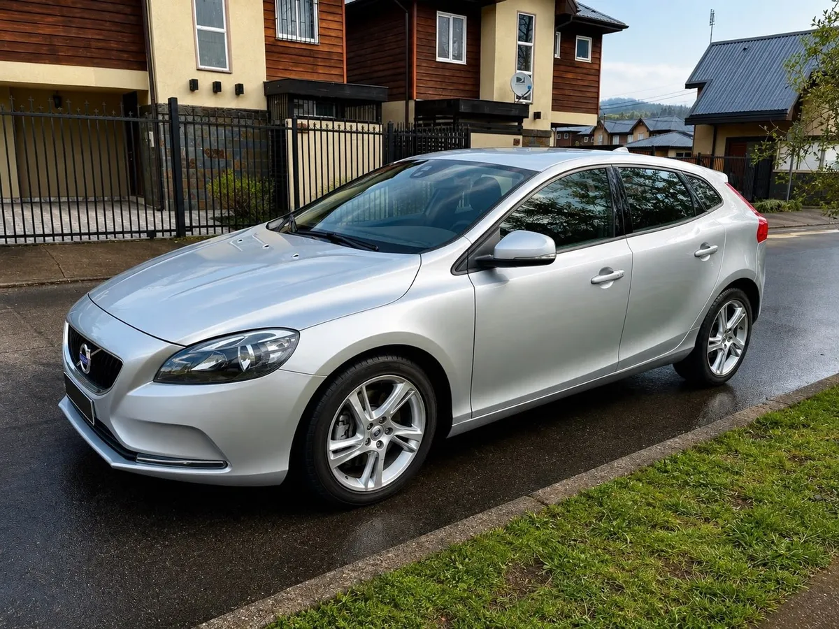 VOLVO V40 2.0 T4 Limited At año 2016