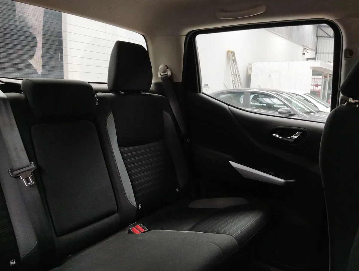 Nissan Navara 2.3d Xe Diesel 4x2 Dob.cab. Mt 4p año 2024