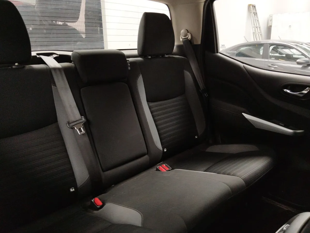Nissan Navara 2.3d Xe Diesel 4x2 Dob.cab. Mt 4p año 2024