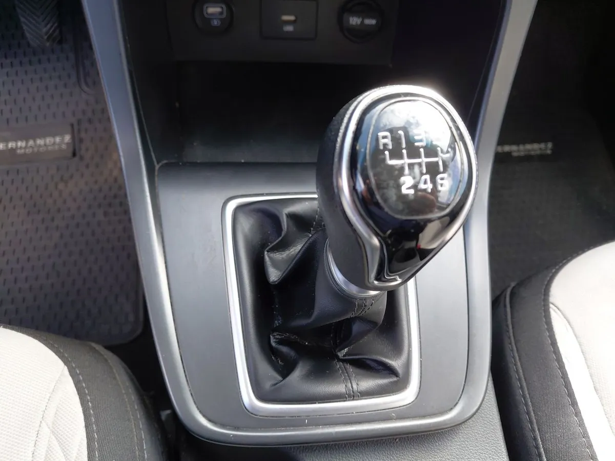 Hyundai Creta 1.5 Plus Su2i 4x2 Mt 5p año 2021