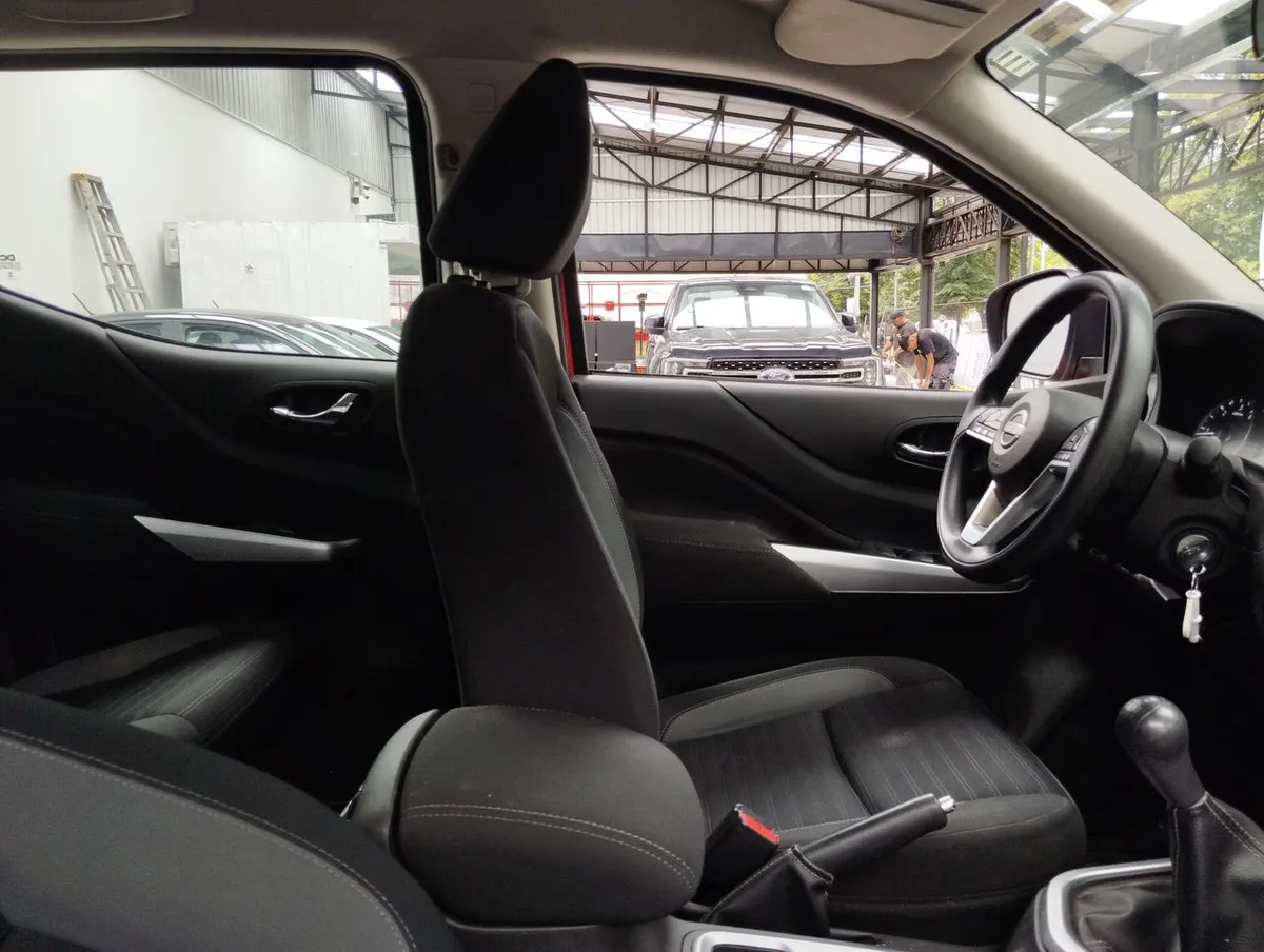 Nissan Navara 2.3d Xe Diesel 4x2 Dob.cab. Mt 4p año 2024