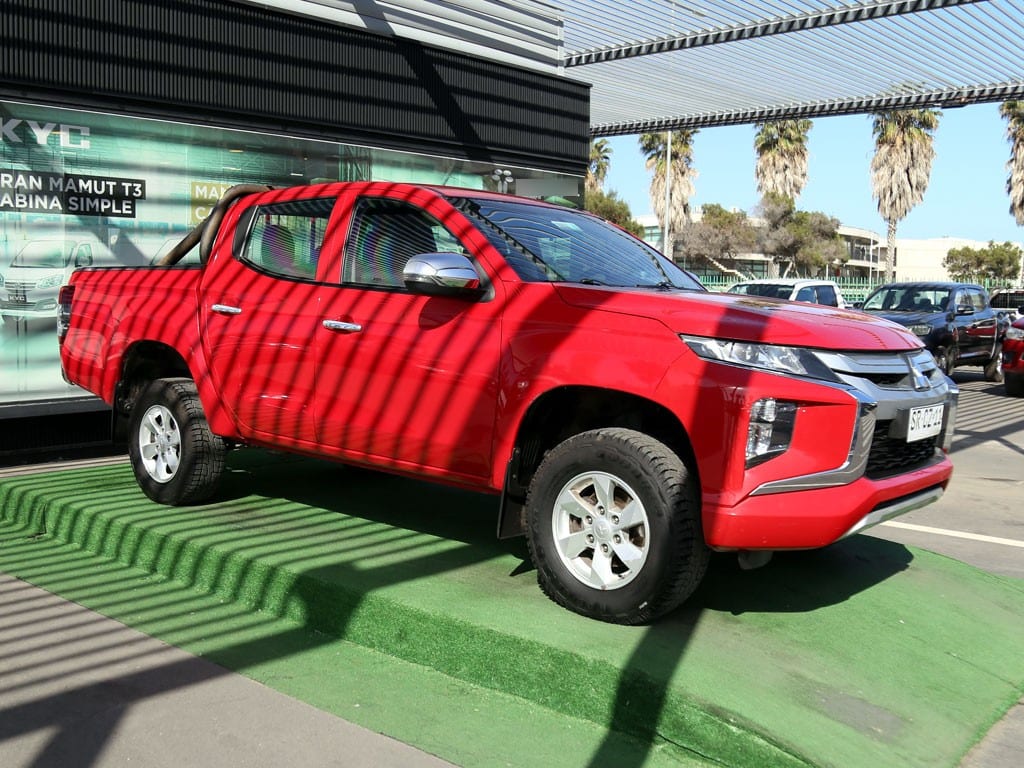 Mitsubishi L200 2.4 Katana Crt Diesel Dob. Cab. 4x4 Mt 4p año 2023