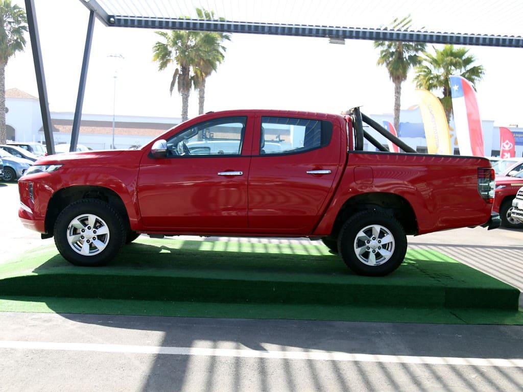 Mitsubishi L200 2.4 Katana Crt Diesel Dob. Cab. 4x4 Mt 4p año 2023