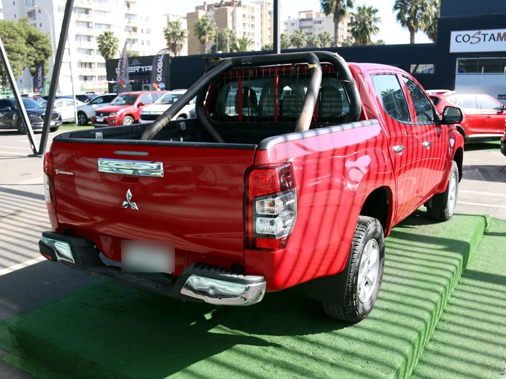 Mitsubishi L200 2.4 Katana Crt Diesel Dob. Cab. 4x4 Mt 4p año 2023