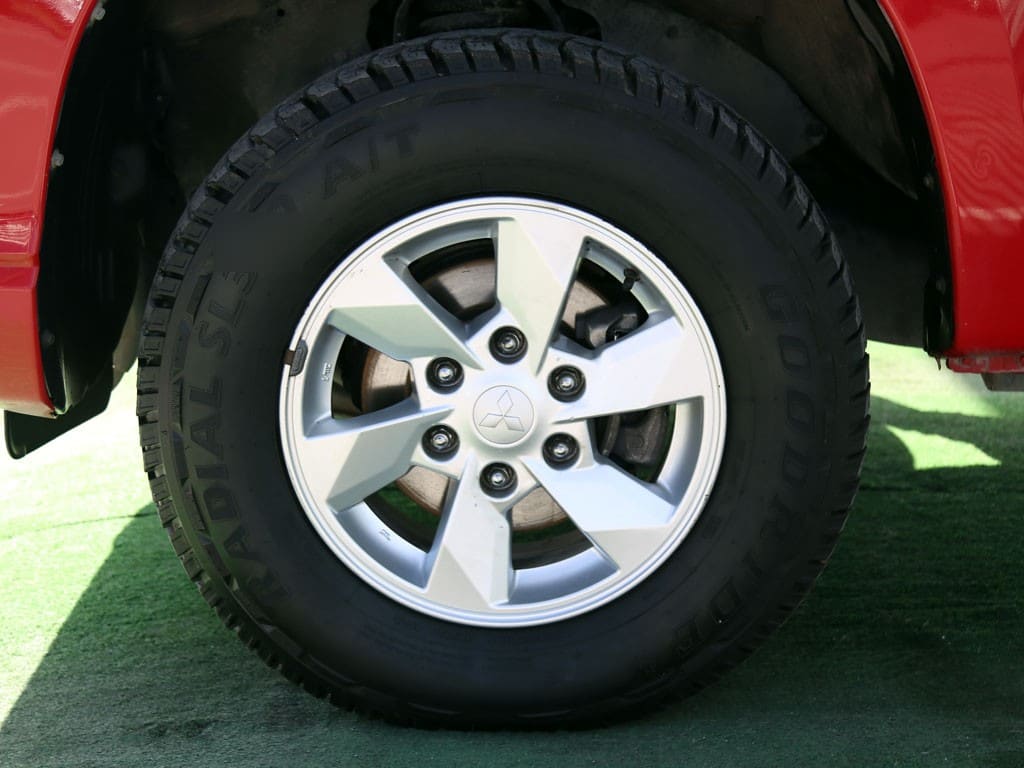 Mitsubishi L200 2.4 Katana Crt Diesel Dob. Cab. 4x4 Mt 4p año 2023