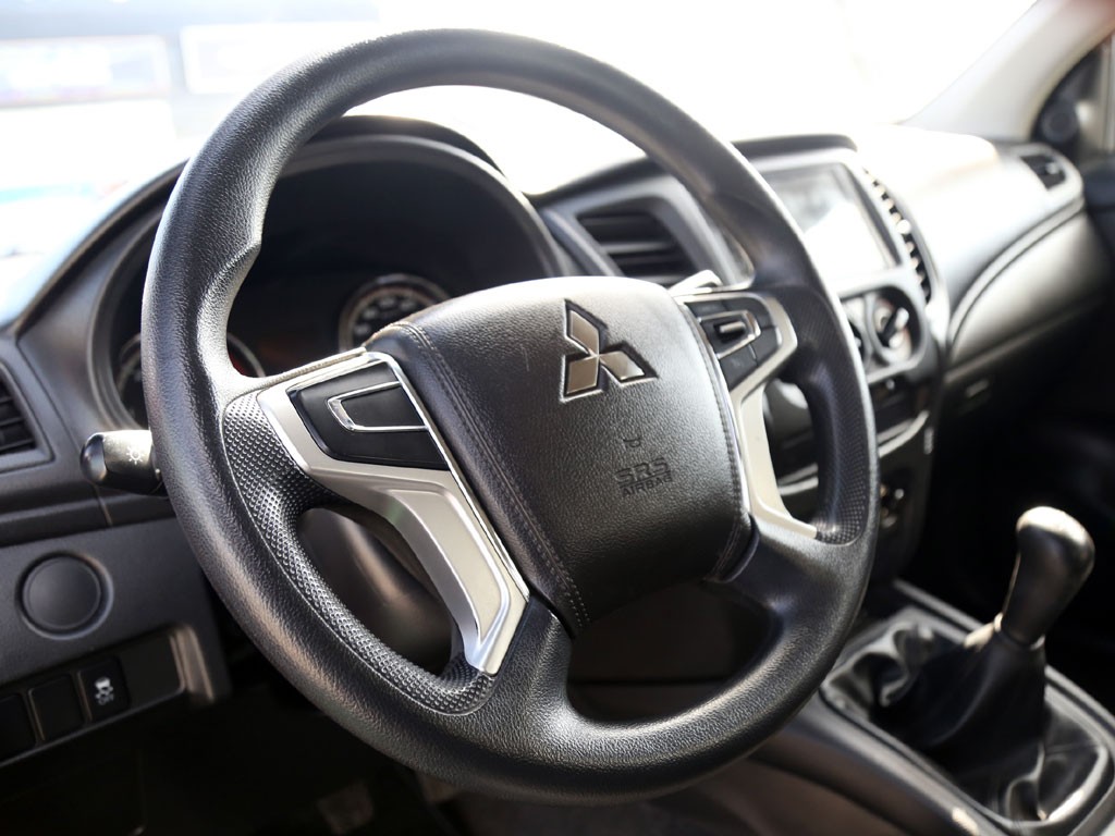 Mitsubishi L200 2.4 Katana Crt Diesel Dob. Cab. 4x4 Mt 4p año 2023