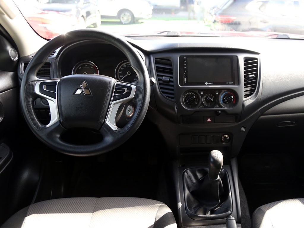 Mitsubishi L200 2.4 Katana Crt Diesel Dob. Cab. 4x4 Mt 4p año 2023