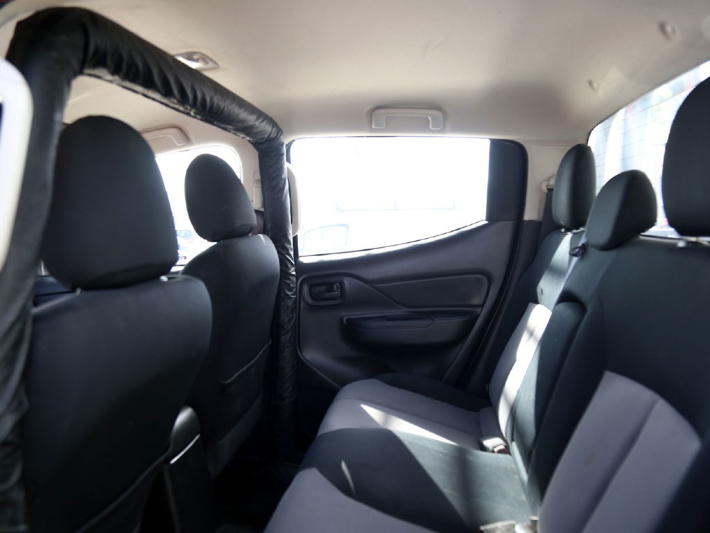 Mitsubishi L200 2.4 Katana Crt Diesel Dob. Cab. 4x4 Mt 4p año 2023