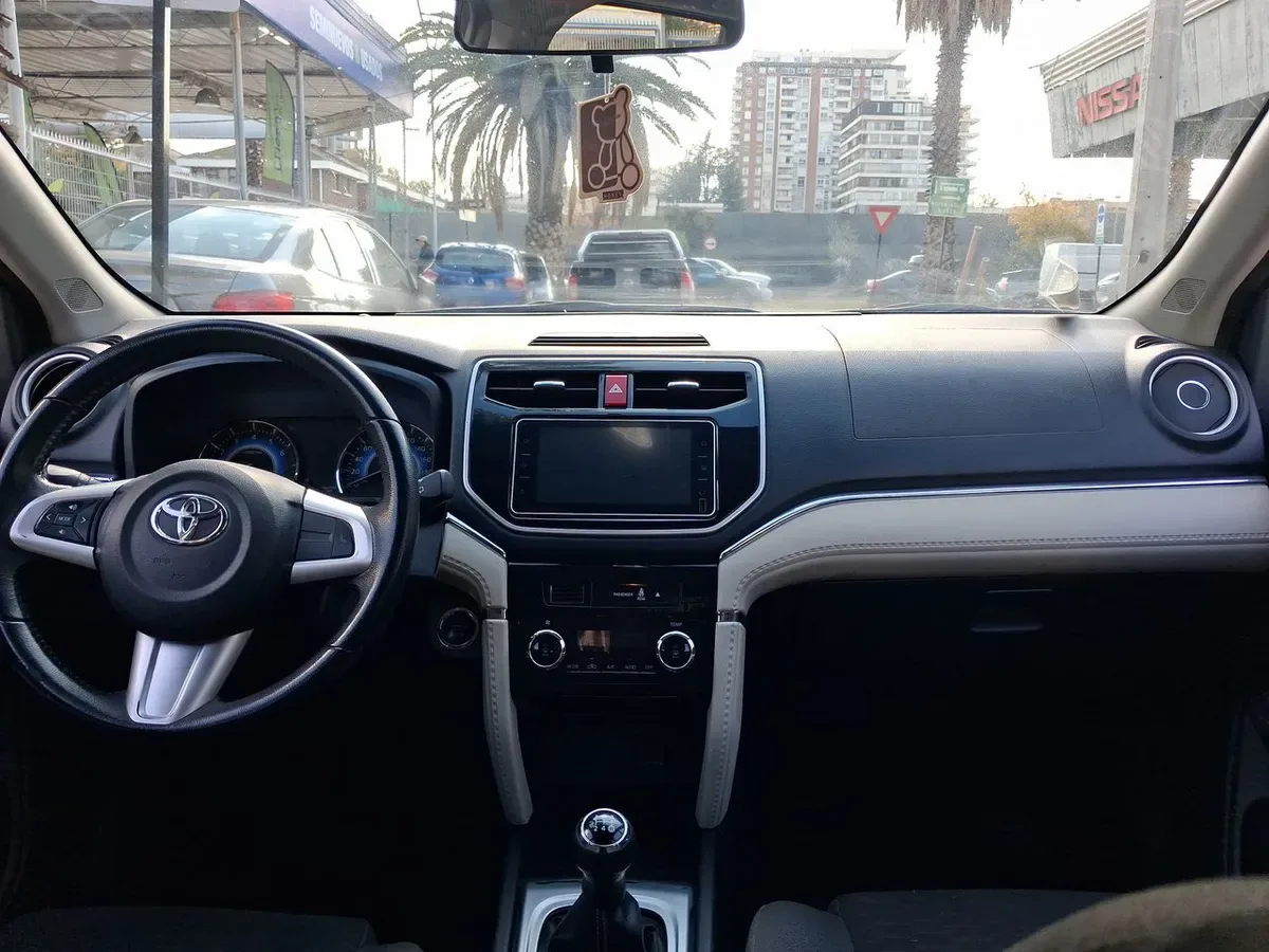 Toyota Rush 1.5 Xli 4x2 Mt 5p año 2022