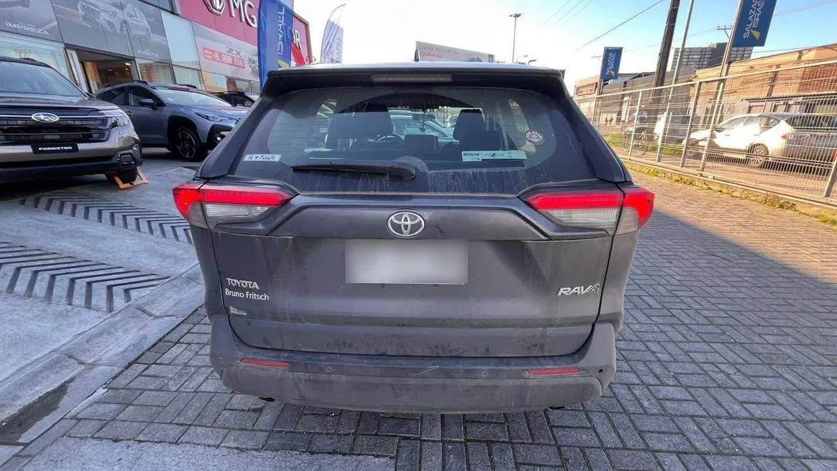 Toyota Rav 4 2.0 Le 4x2 Mt 5p año 2023