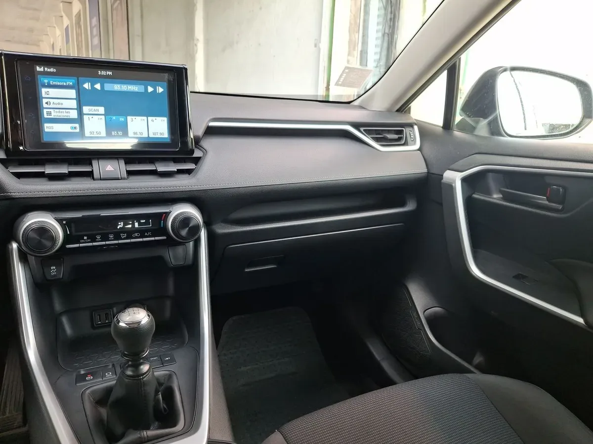 Toyota Rav 4 2.0 Le 4x2 Mt 5p año 2022