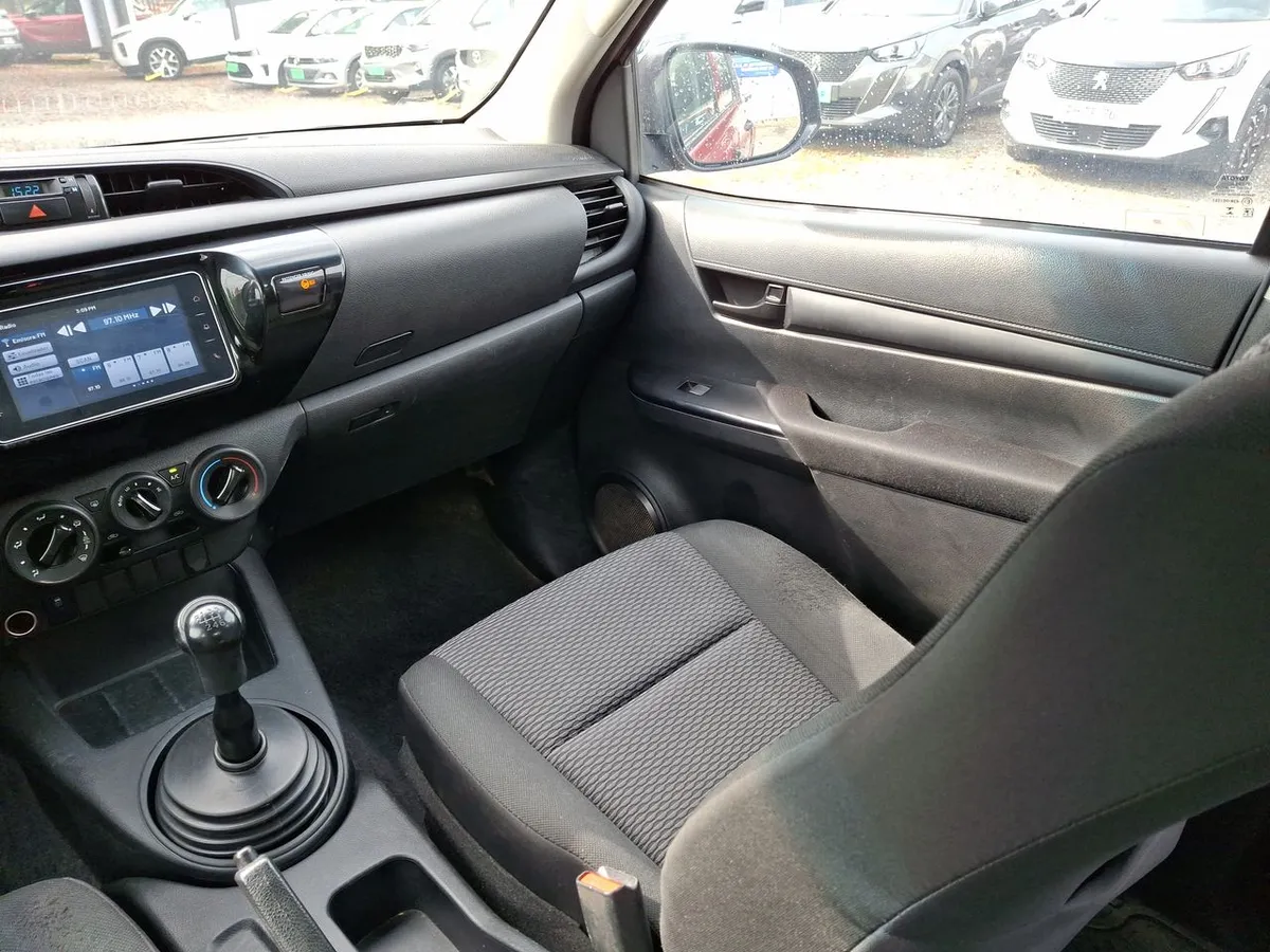 Toyota Hilux 2.4 Dx Diesel 4x2 Dob. Cab. Mt 4p año 2023