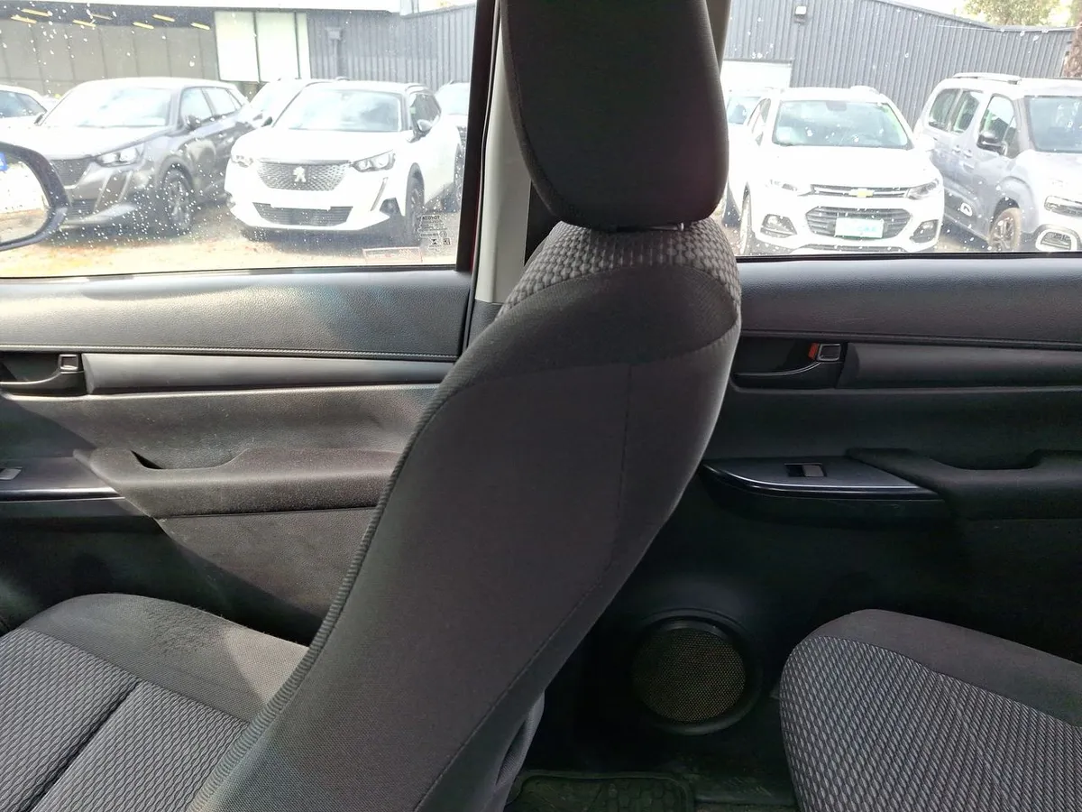 Toyota Hilux 2.4 Dx Diesel 4x2 Dob. Cab. Mt 4p año 2023