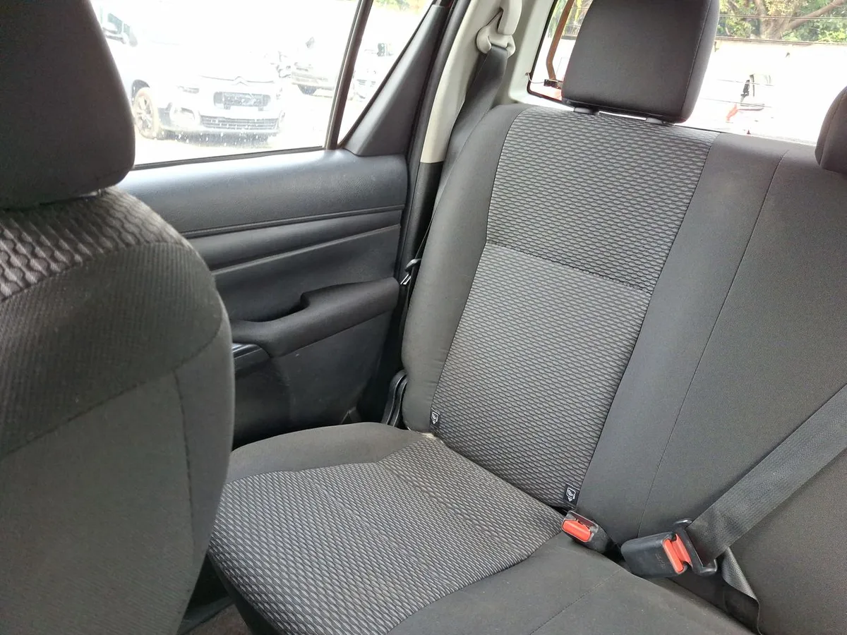 Toyota Hilux 2.4 Dx Diesel 4x2 Dob. Cab. Mt 4p año 2023