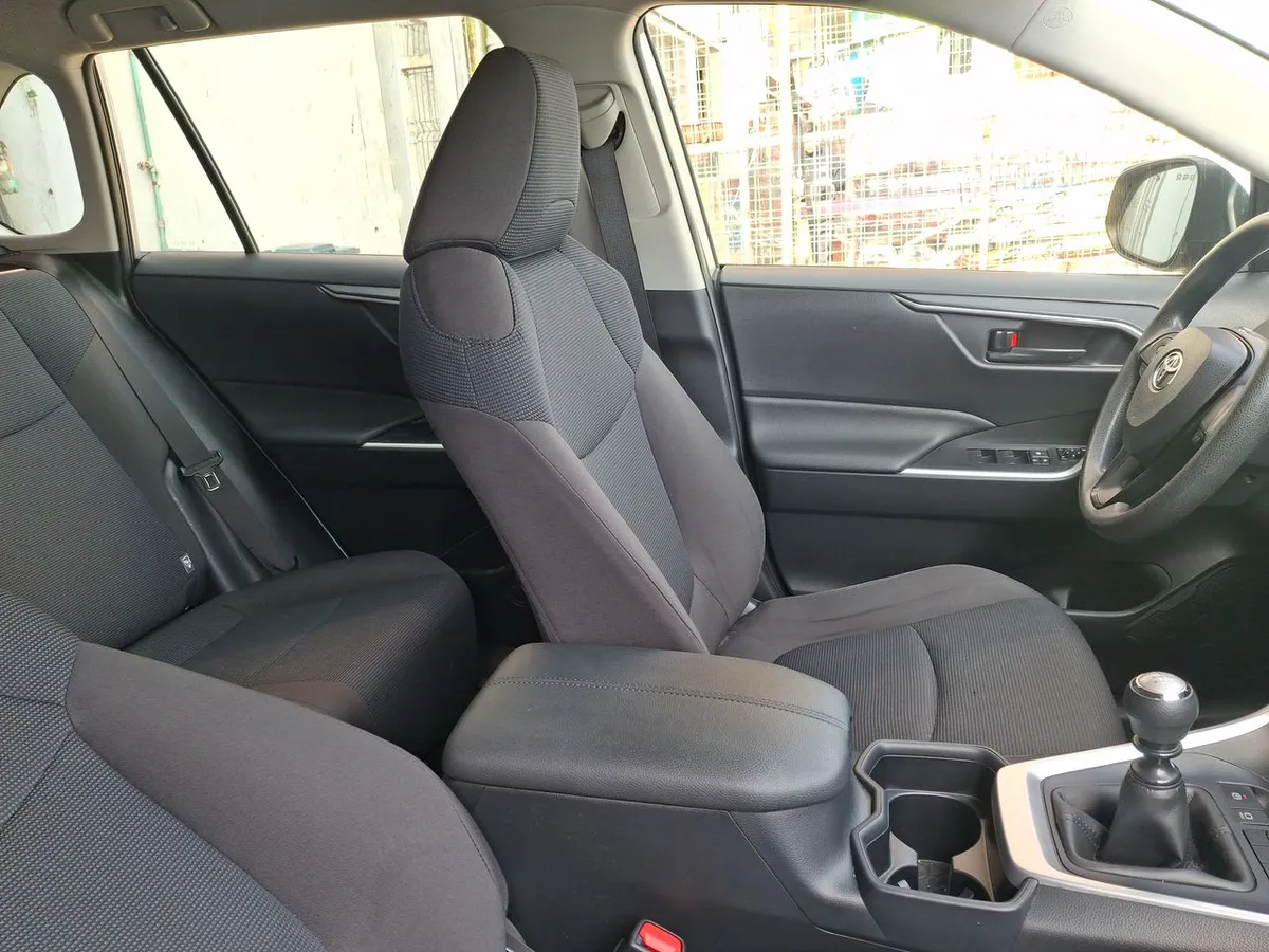 Toyota Rav 4 2.0 Le 4x2 Mt 5p año 2022
