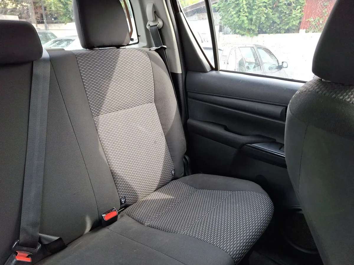 Toyota Hilux 2.4 Dx Diesel 4x2 Dob. Cab. Mt 4p año 2023