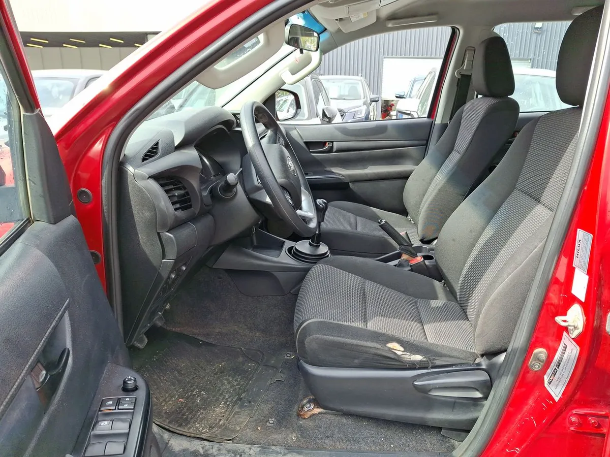 Toyota Hilux 2.4 Dx Diesel 4x2 Dob. Cab. Mt 4p año 2023