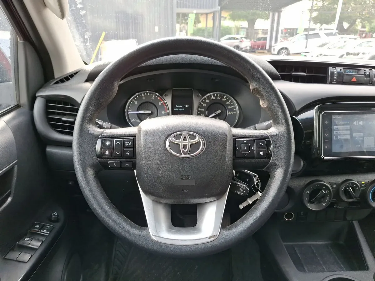 Toyota Hilux 2.4 Dx Diesel 4x2 Dob. Cab. Mt 4p año 2023