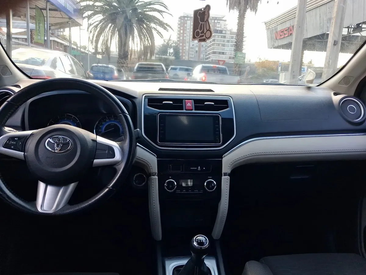 Toyota Rush 1.5 Xli 4x2 Mt 5p año 2022