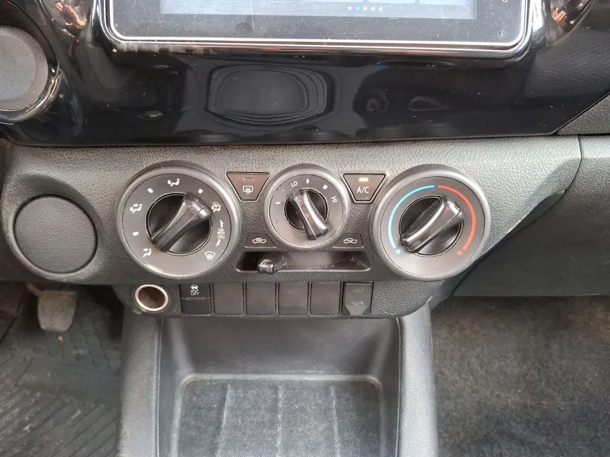 Toyota Hilux 2.4 Dx Diesel 4x2 Dob. Cab. Mt 4p año 2023