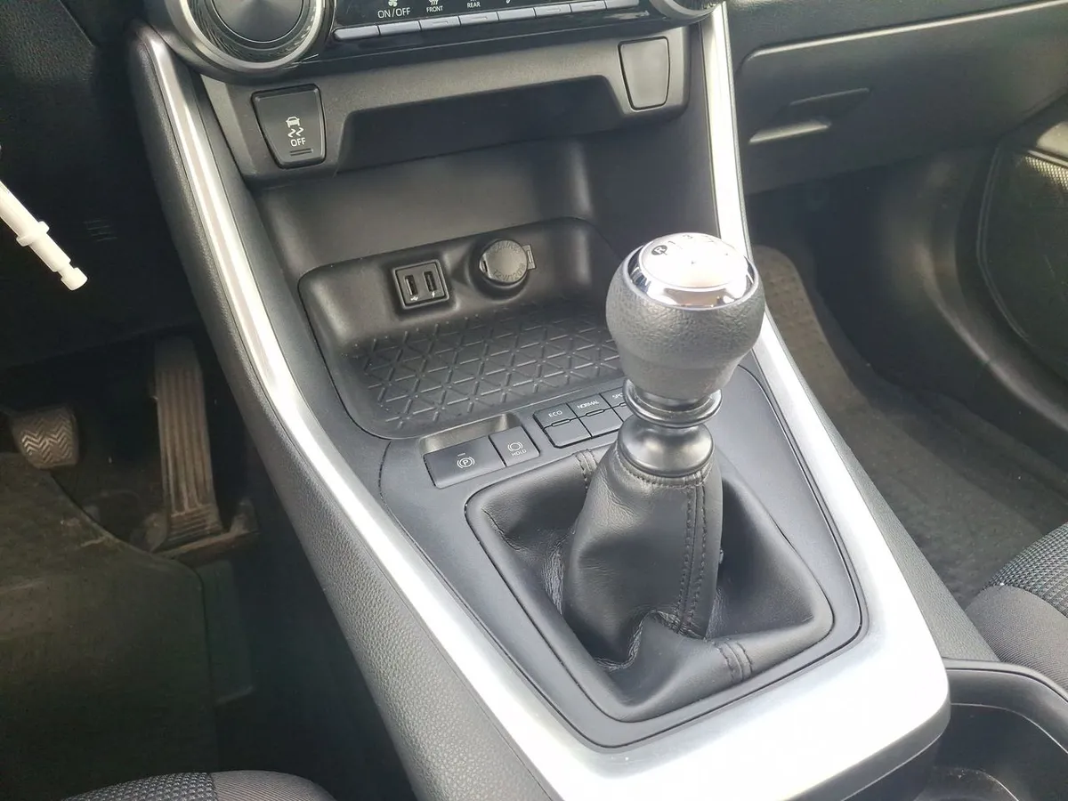 Toyota Rav 4 2.0 Le 4x2 Mt 5p año 2022