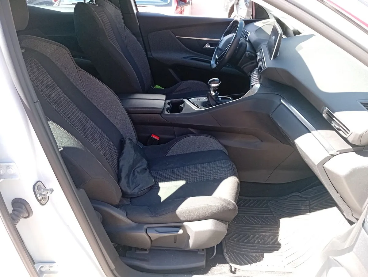 Peugeot 3008 1.5 Active Pack Bluehdi 4x2 130 Mt6 5p año 2022