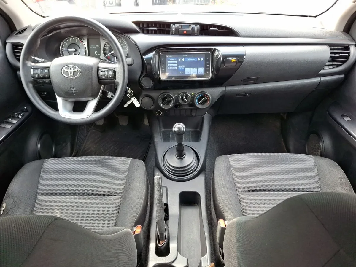 Toyota Hilux 2.4 Dx Diesel 4x2 Dob. Cab. Mt 4p año 2023
