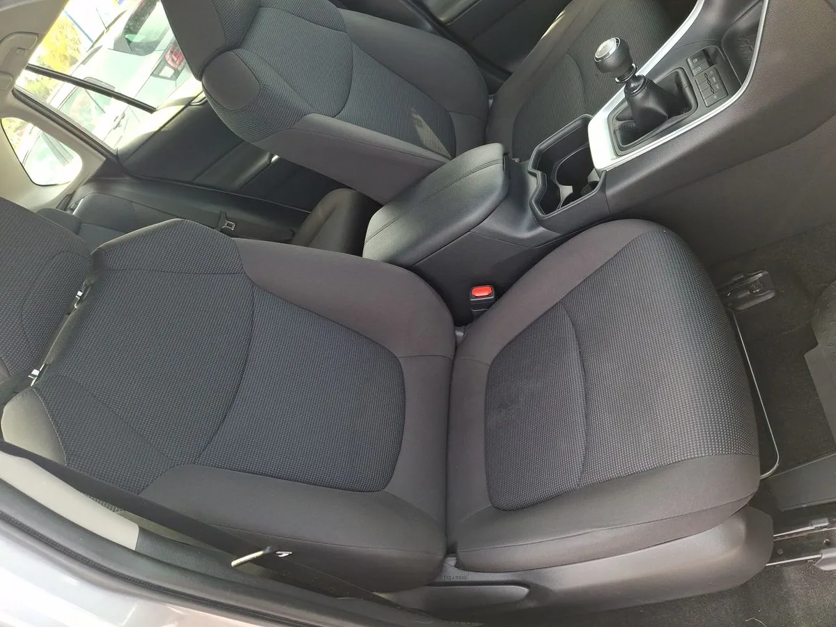 Toyota Rav 4 2.0 Le 4x2 Mt 5p año 2022