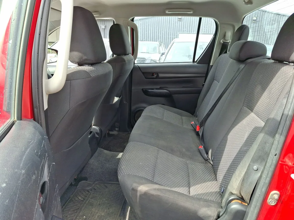 Toyota Hilux 2.4 Dx Diesel 4x2 Dob. Cab. Mt 4p año 2023