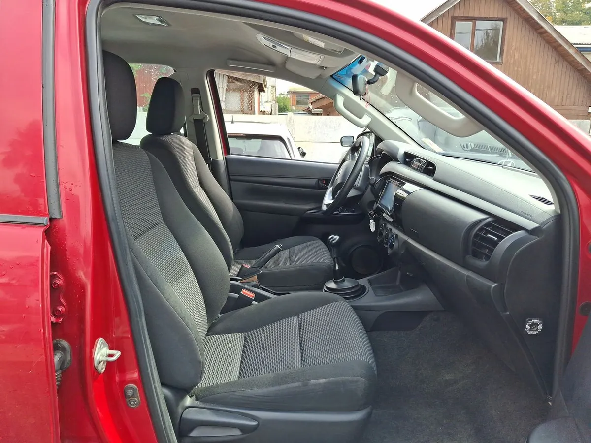 Toyota Hilux 2.4 Dx Diesel 4x2 Dob. Cab. Mt 4p año 2023