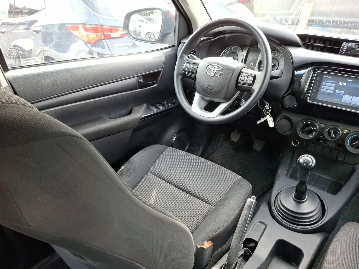 Toyota Hilux 2.4 Dx Diesel 4x2 Dob. Cab. Mt 4p año 2023