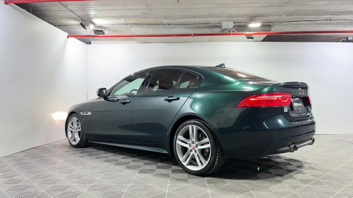 Jaguar Xe 2.0 R-Sport At año 2017