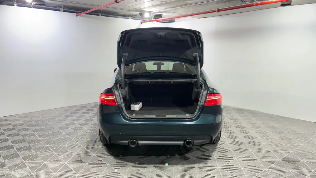 Jaguar Xe 2.0 R-Sport At año 2017